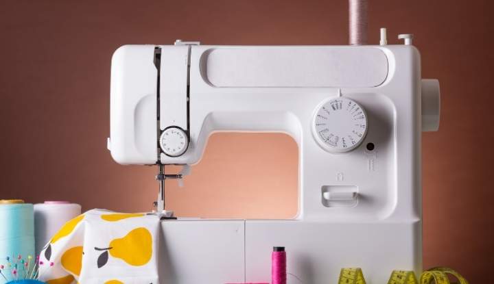 Brother CS5055PRW is a lightweight sewing machine, suitable for carrying room to room.