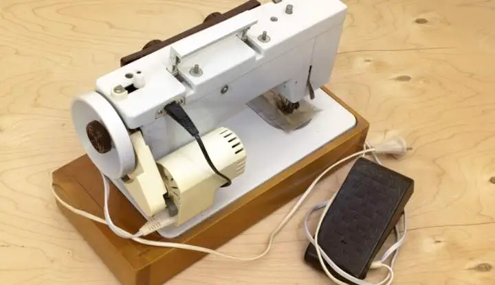 The sewing machine's foot pedal control allows you to control your sewing speed.